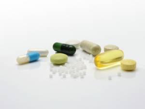 Różne leki w tabletkach i ampułkach