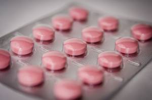 Blister leków z różowymi tabletkami